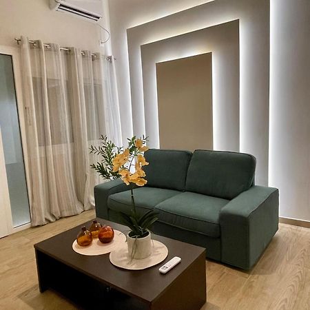 Emerald Luxury Apartments - Ath Airport สปาตา ภายนอก รูปภาพ