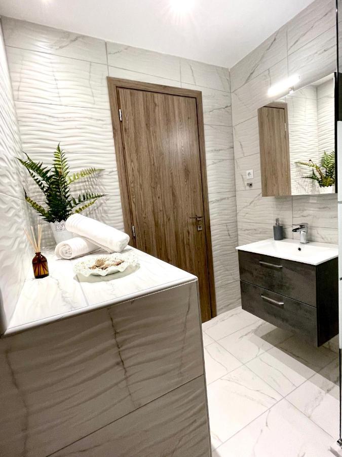 Emerald Luxury Apartments - Ath Airport สปาตา ภายนอก รูปภาพ