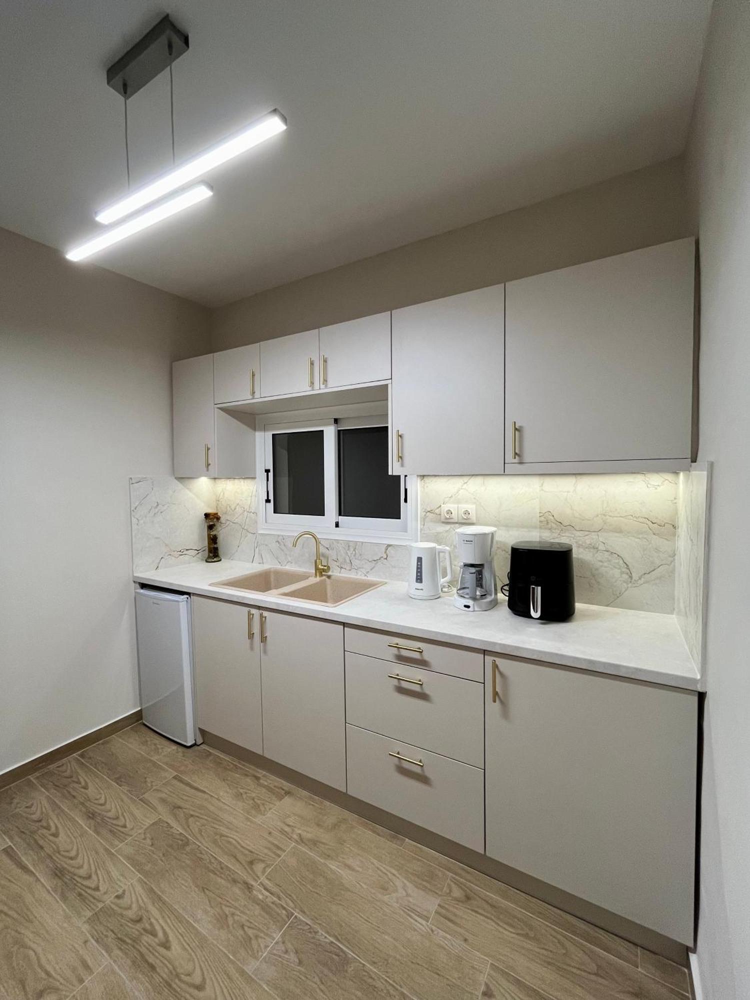 Emerald Luxury Apartments - Ath Airport สปาตา ภายนอก รูปภาพ